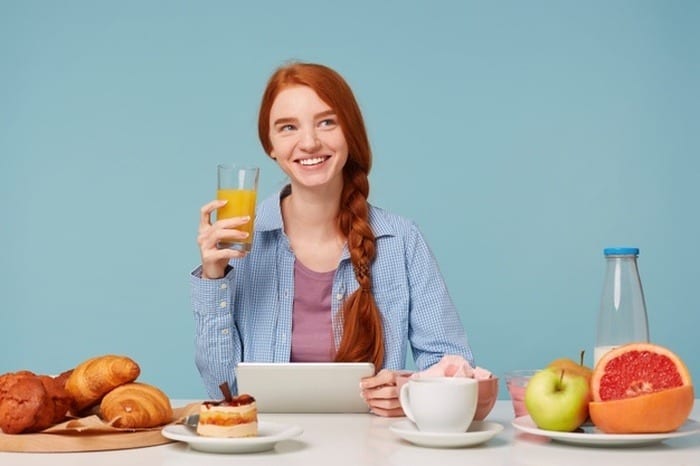 با این نوشیدنی ها روند پیری را کند کنید با این نوشیدنی ها روند پیری را کند کنید