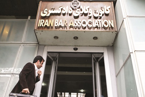 کانون وکلا دیگر حتی آزمون وکالت هم نمی‌تواند بگیرد