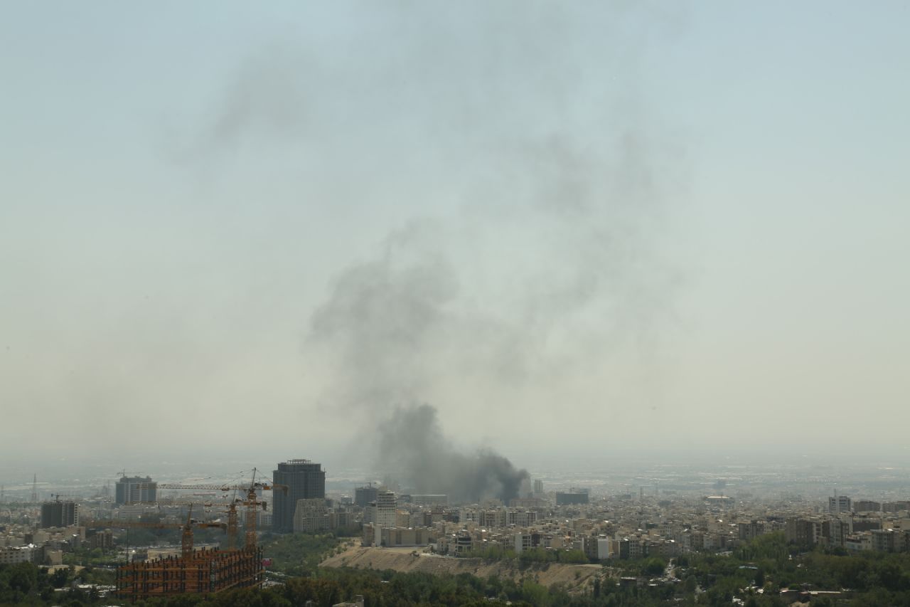 مشاهده دود غلیظ و سیاه رنگ در منطقه پونک + عکس