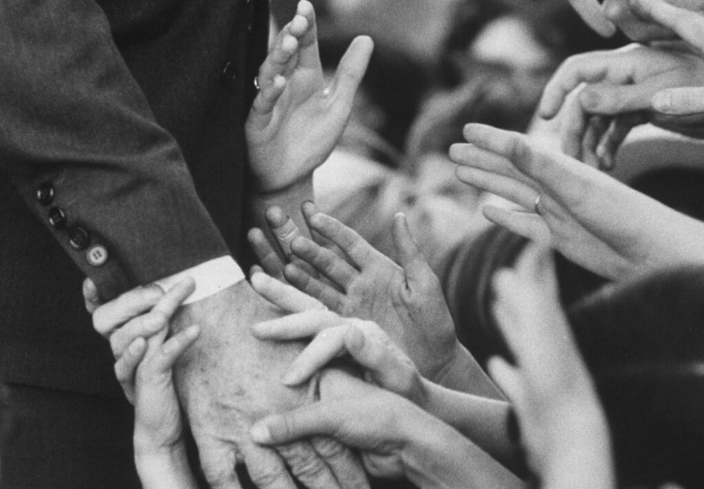 چرا دست دادن به یک رسم جهانی تبدیل شد؟