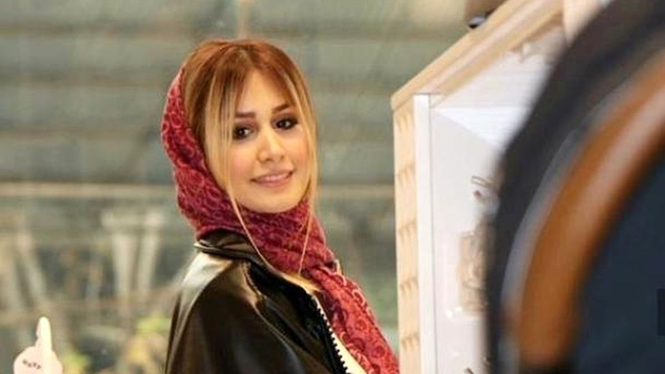 سر و وضع عجیب همسر شاهرخ استخری در آرایشگاه های تهران! + عکس سر و وضع عجیب همسر شاهرخ استخری در آرایشگاه های تهران! + عکس