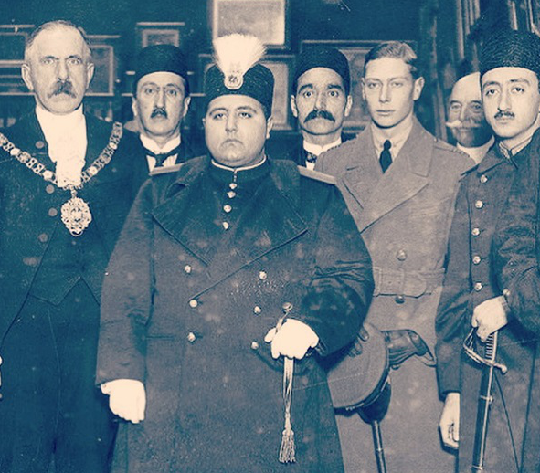 عکس یادگاری احمدشاه با اولین هواپیما در ایران عکس یادگاری احمدشاه با اولین هواپیما در ایران