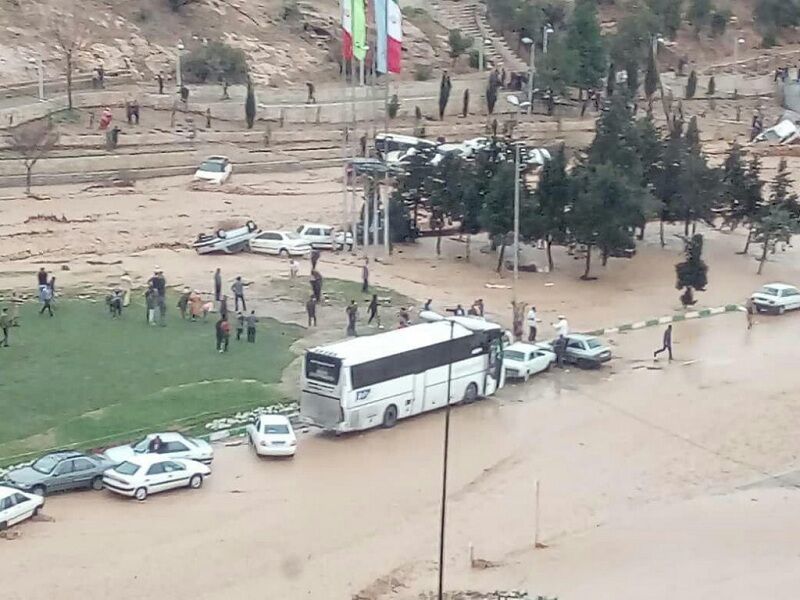 ورودی شیراز - اصفهان به دلیل بارندگی مسدود شد ورودی شیراز - اصفهان به دلیل بارندگی مسدود شد