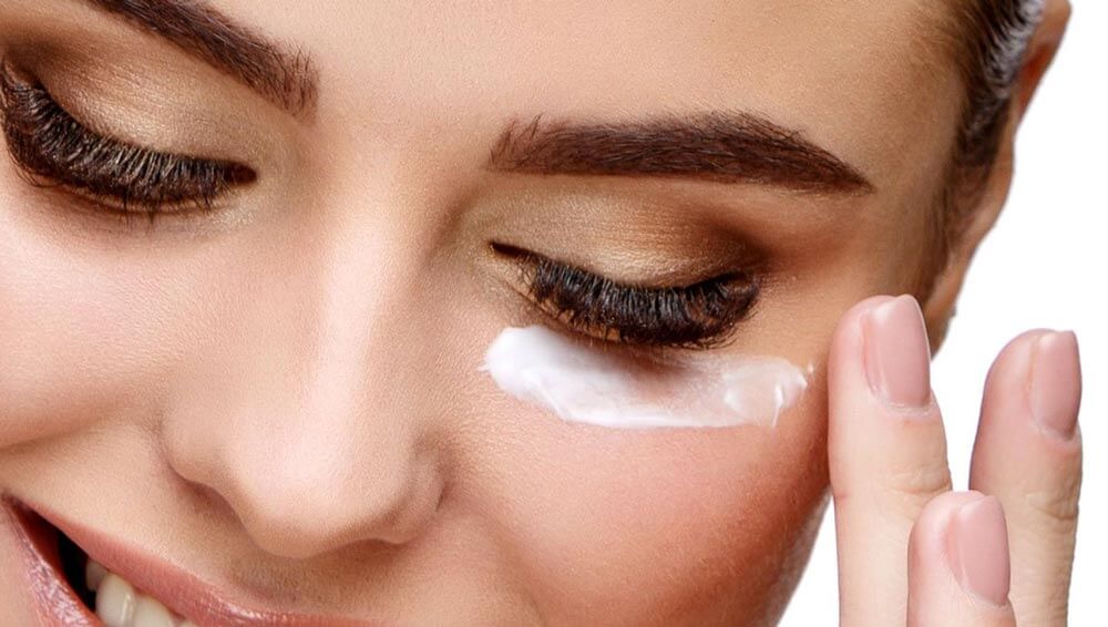 کرم دور چشم را به این نقاط صورت نزنید / روش درست استفاده از کرم دور چشم