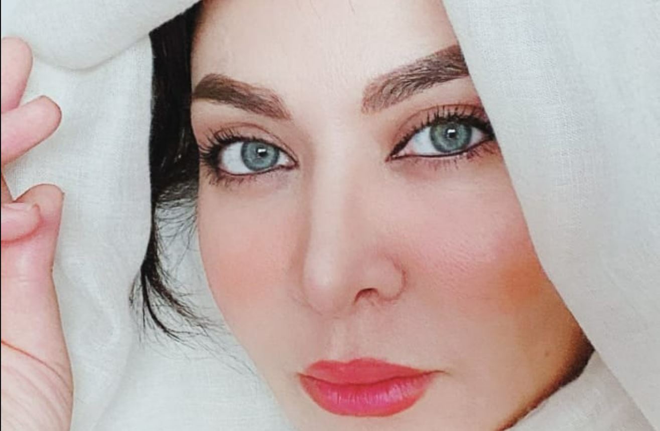 بازیگر زیبای زن ایرانی در استادیوم آزادی + عکس