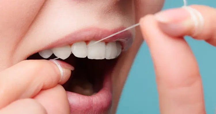 اشتباهاتی در استفاده از نخ دندان که مخرب است اشتباهاتی در استفاده از نخ دندان که مخرب است