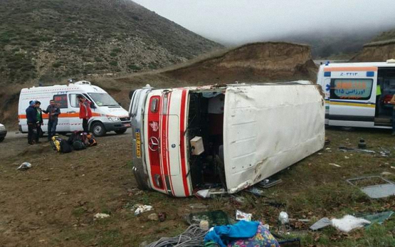 واژگونی مینی بوس حامل زائران در دهلران واژگونی مینی بوس حامل زائران در دهلران