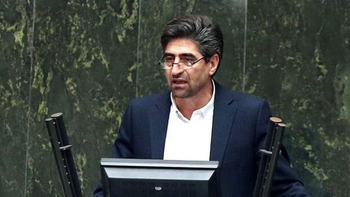 کسانی که حاضر نیستند در این مملکت زندگی کنند، متاسفانه خیلی هم عاشق این هستند که بر این مردم حکومت کنند