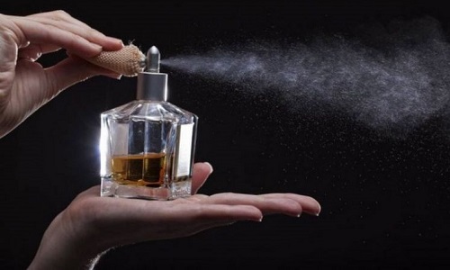 روش های رفع بوی عطر از روی لباس + چند ترفند ساده روش های رفع بوی عطر از روی لباس + چند ترفند ساده