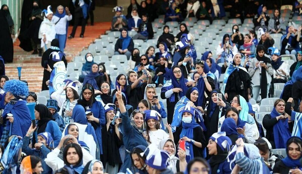 سجده شکر برای ورود زنان به ورزشگاه + عکس سجده شکر برای ورود زنان به ورزشگاه + عکس