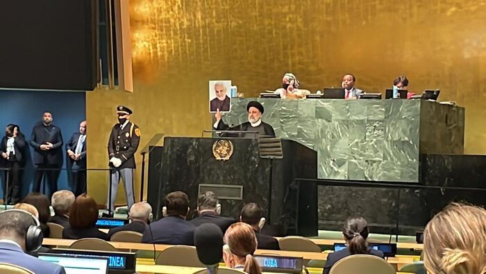 نمایش عکس سردار سلیمانی توسط رییسی در سازمان ملل نمایش عکس سردار سلیمانی توسط رییسی در سازمان ملل