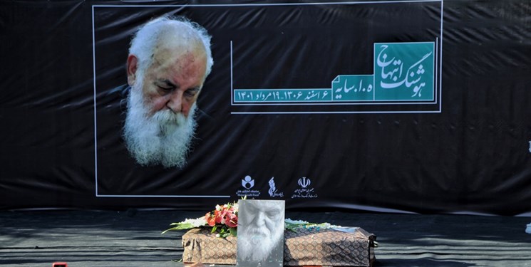 گریه یلدا ابتهاج بر مزار پدرش + عکس