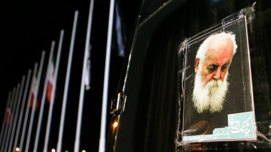 غوغای جواد عزتی در مشهد / گریه دختر ابتهاج در روز خاکسپاری