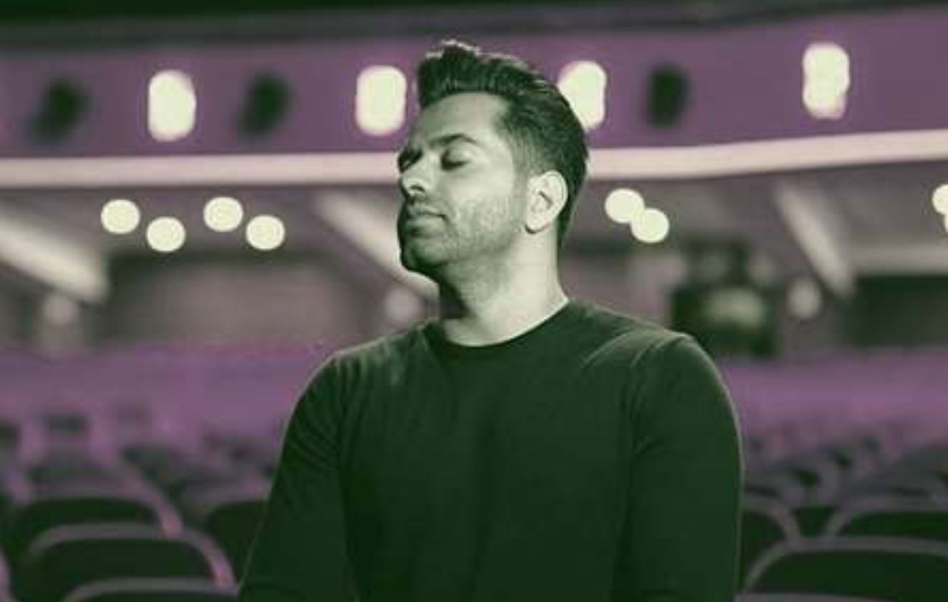 رضا بهرام در آغوش خواهرانش پس از کنسرت + عکس