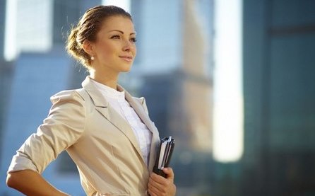 زن قوی چه خصوصیاتی دارد؟ + ۱۰ نکته برای اینکه زنِ قدرتمندی باشید