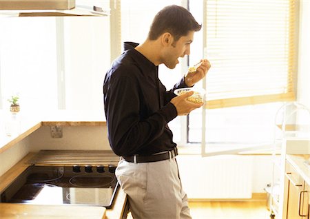 عادتی که باعث معده درد می شود + فیلم