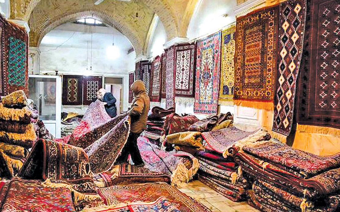 آتش سوزی مهیب در مغازه فرش فروشی در مشهد + عکس