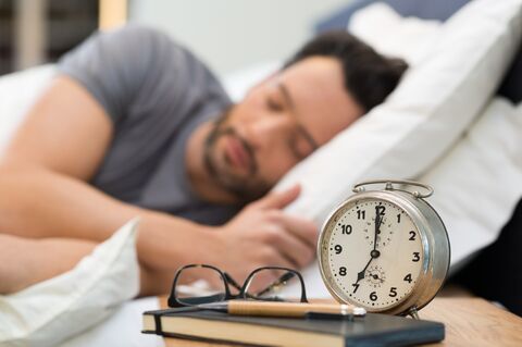 چکار کنیم صبح ها راحت از خواب بیدار شیم؟ چکار کنیم صبح ها راحت از خواب بیدار شیم؟