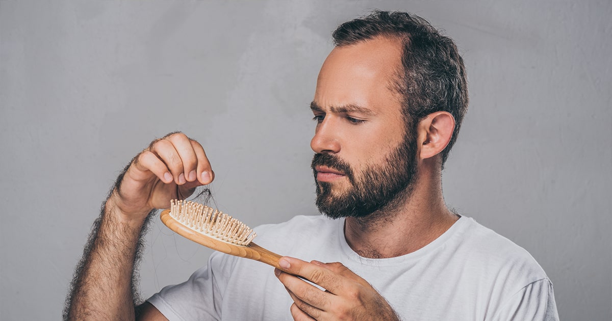 ریزش مو تا چه مقدار در روز طبیعیه؟ + علل و درمان ریزش شدید