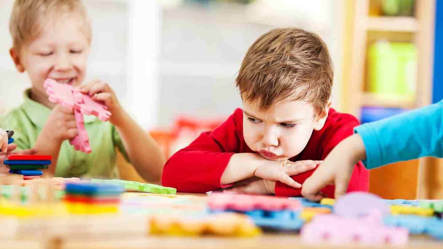 با کودک رو اعصاب چگونه برخورد کنیم؟ با کودک رو اعصاب چگونه برخورد کنیم؟