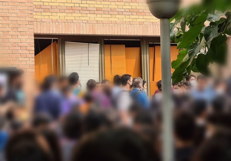 زد و خورد بین دانشجویان موافق و مخالف مختلط شدن سلف در دانشگاه شریف زد و خورد بین دانشجویان موافق و مخالف مختلط شدن سلف در دانشگاه شریف