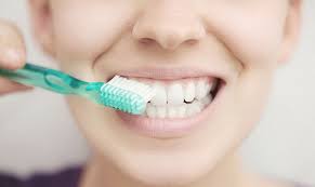 مسواک زدن قبل از صبحانه بهتر است بعد از آن؟