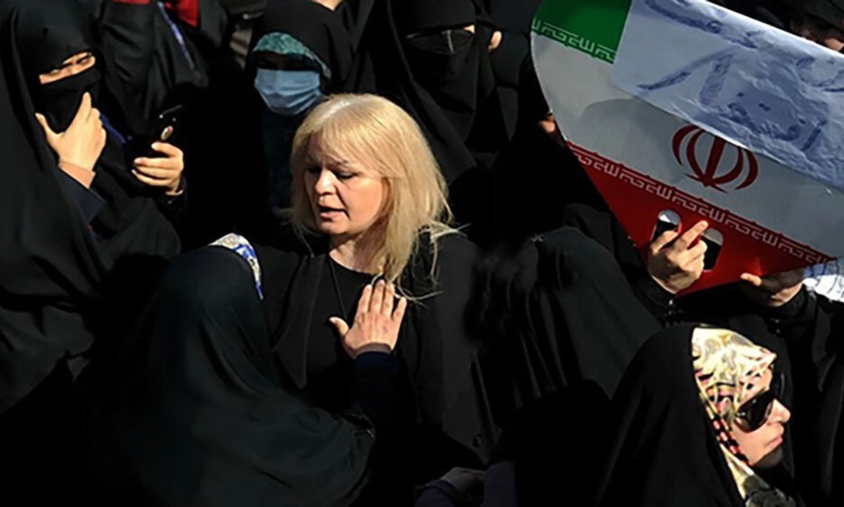 زن بی حجاب در راهپیمایی ۱۳ آبان چه کسی بود؟ + روایت یک شاهد عینی زن بی حجاب در راهپیمایی ۱۳ آبان چه کسی بود؟ + روایت یک شاهد عینی