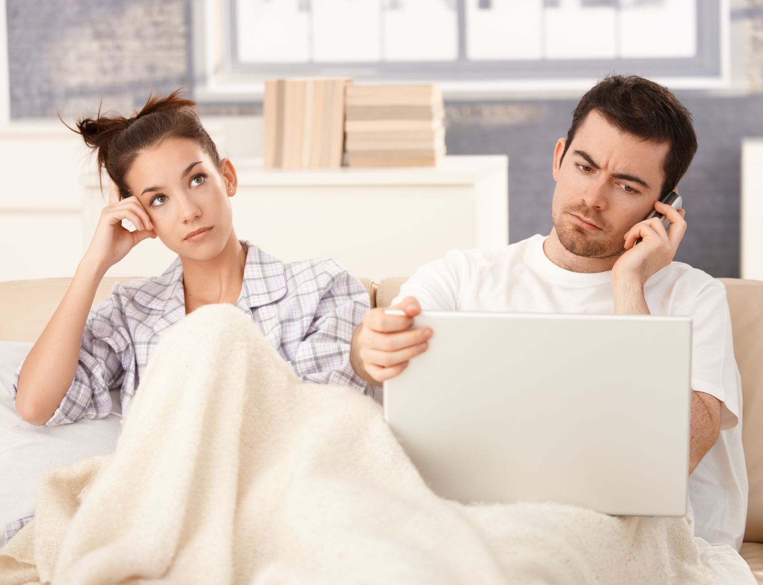 به نامزدم مشکوکم؛ چیکار کنم؟ به نامزدم مشکوکم؛ چیکار کنم؟