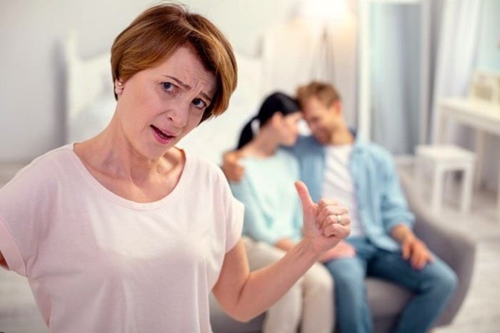 شوهرم الکی از مادرش حمایت میکنه؟ / باید به جدایی فکر کنم؟ + پاسخ روانشناسان و راه حل مشکلات شوهرم الکی از مادرش حمایت میکنه؟ / باید به جدایی فکر کنم؟ + پاسخ روانشناسان و راه حل مشکلات