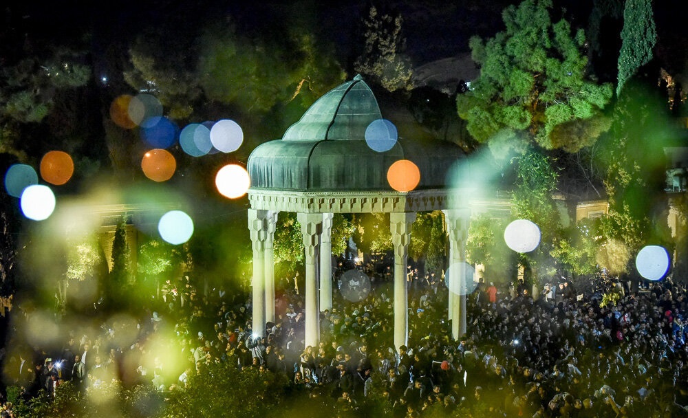 فال حافظ امروز چهارشنبه ۴ آبان با تفسیر دقیق + توصیه حافظ به شما فال حافظ امروز چهارشنبه ۴ آبان با تفسیر دقیق + توصیه حافظ به شما