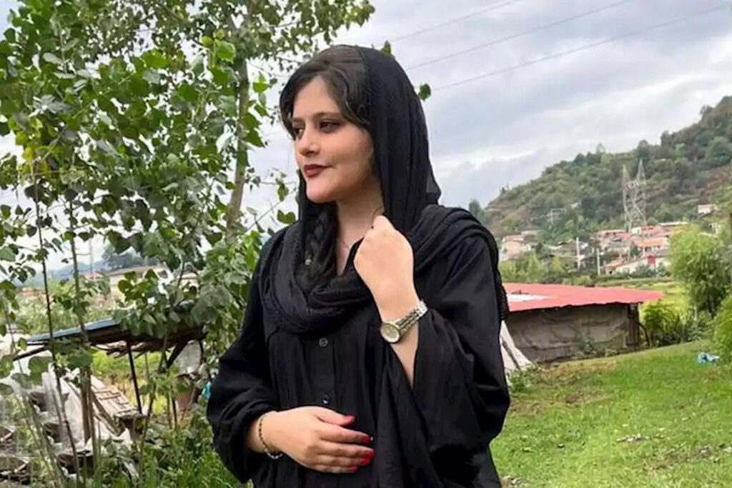 مراسم چهلمین روز درگذشت مهسا امینی در مزارش برگزار شد مراسم چهلمین روز درگذشت مهسا امینی در مزارش برگزار شد