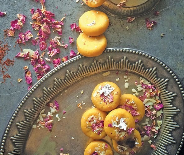 طرز تهیه کلوچه زعفرانی / خوش عطر و فوری طرز تهیه کلوچه زعفرانی / خوش عطر و فوری