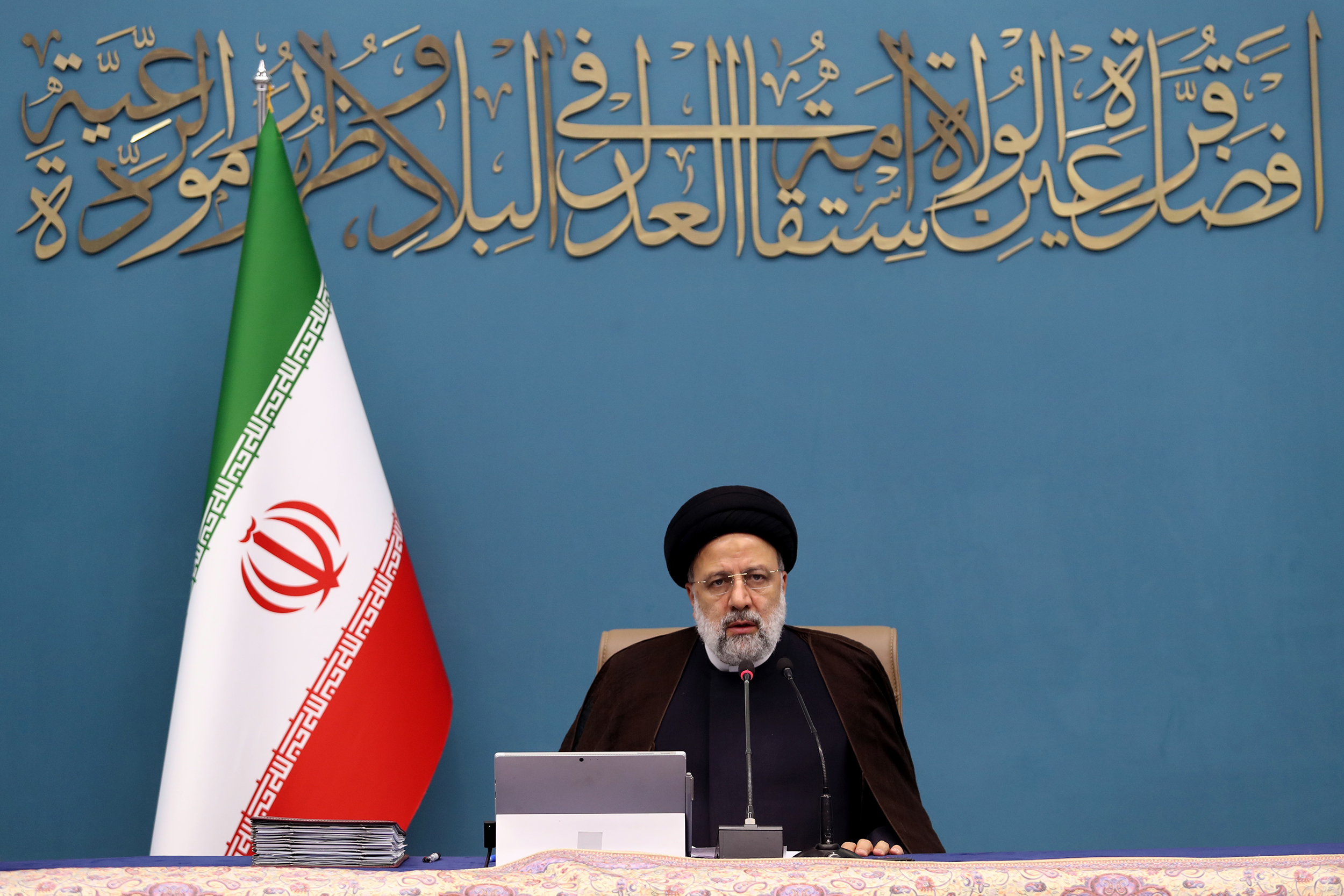 رییس جمهور: حضور مسئولان بین مردم باعث افزایش امید و اطمینان آنان می شود رییس جمهور: حضور مسئولان بین مردم باعث افزایش امید و اطمینان آنان می شود