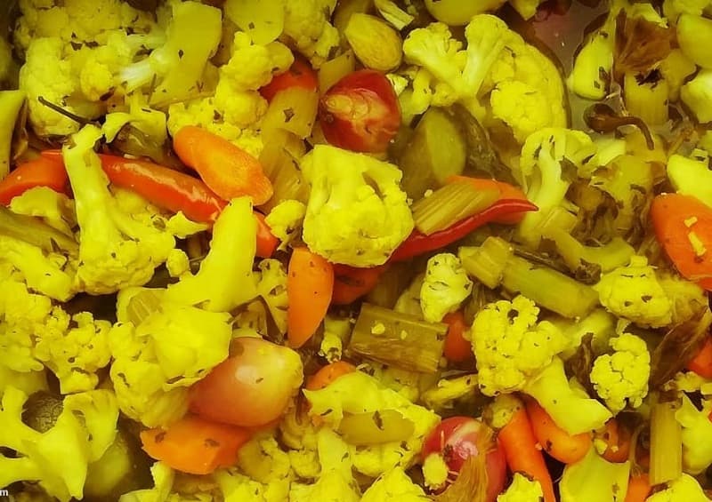 خوردن ترشی برای این افراد ضرر دارد