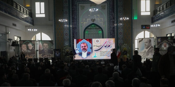 تاج گل جمهوری آذربایجان برای یادبود رستم قاسمی + عکس تاج گل جمهوری آذربایجان برای یادبود رستم قاسمی + عکس