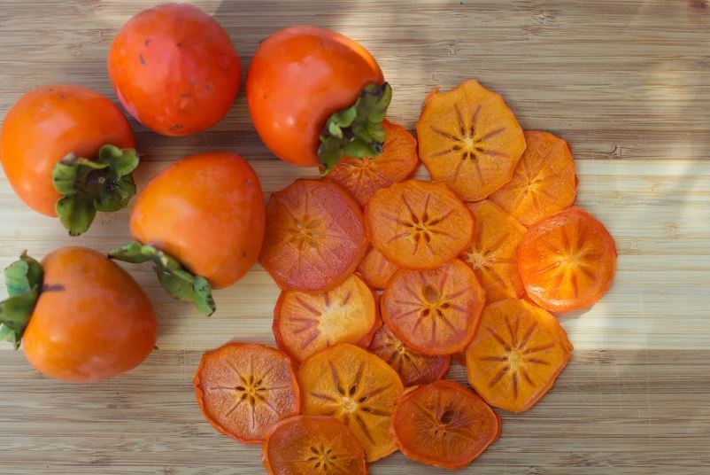 طرز تهیه میوه خشک؛ روش خشک کردن خرمالو در خانه طرز تهیه میوه خشک؛ روش خشک کردن خرمالو در خانه