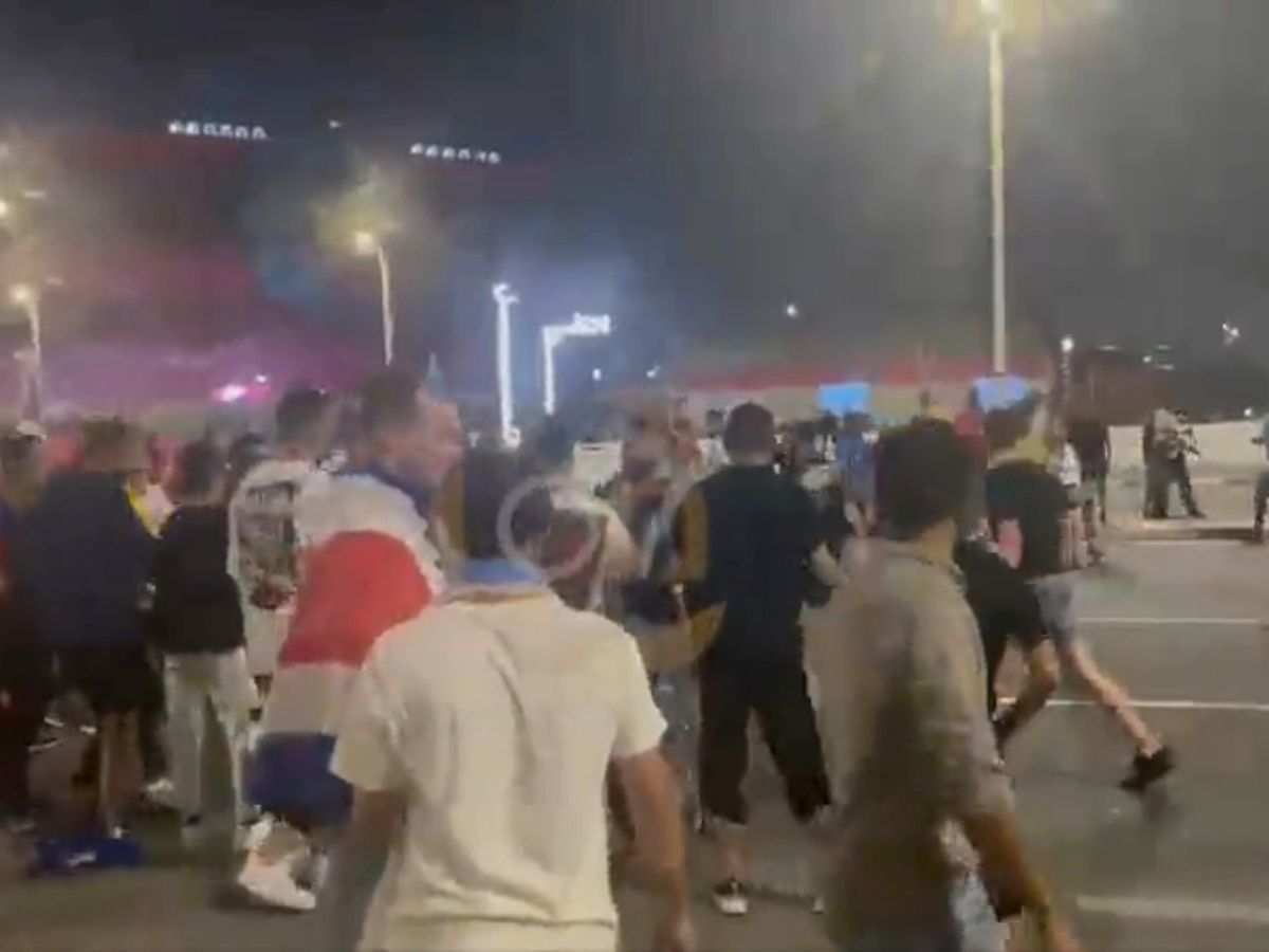 درگیری عجیب هوادارن دو تیم در قطر! + فیلم درگیری عجیب هوادارن دو تیم در قطر! + فیلم