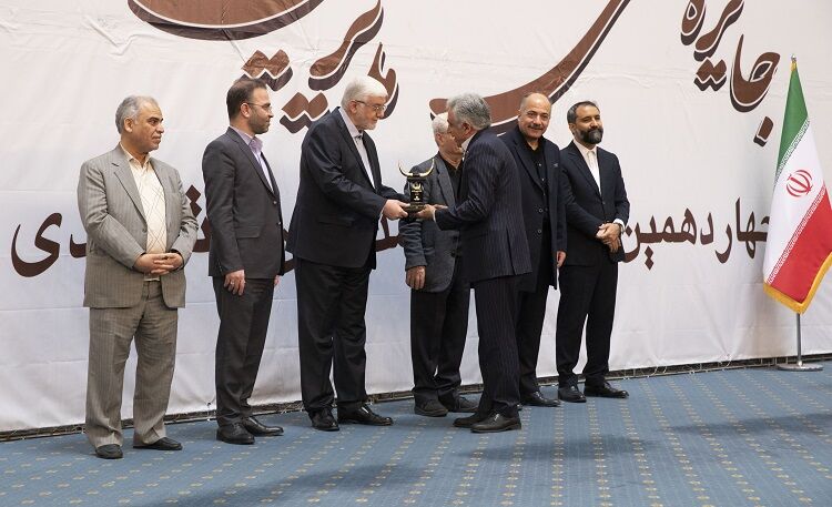 کسب تندیس زرین جایزه ملی مدیریت مالی ایران توسط بانک ملت کسب تندیس زرین جایزه ملی مدیریت مالی ایران توسط بانک ملت