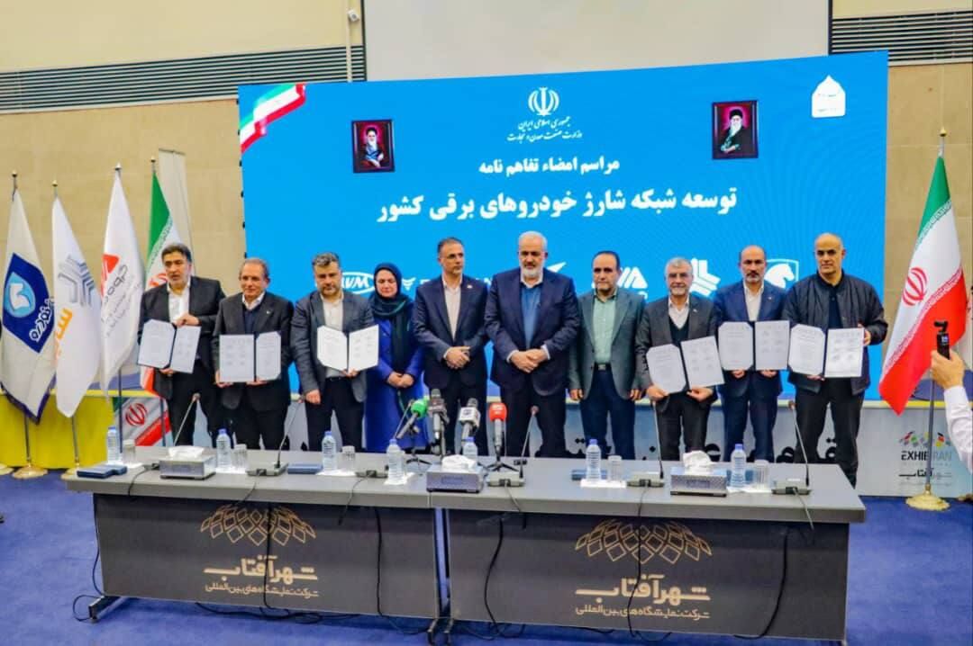 بازدید وزیر صمت از خودرو ایگل کرمان موتور بازدید وزیر صمت از خودرو ایگل کرمان موتور