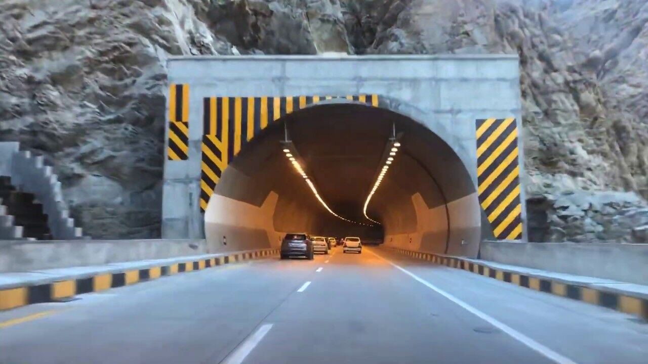 عاقبت تلخ لاییکشی خودروی لوکس در تونل شمال! عاقبت تلخ لاییکشی خودروی لوکس در تونل شمال!