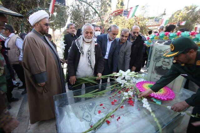 قبور شهدای فارس گلباران شدند قبور شهدای فارس گلباران شدند