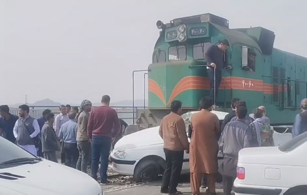 برخورد لوکوموتیو راه آهن زاهدان با خودرو + فیلم