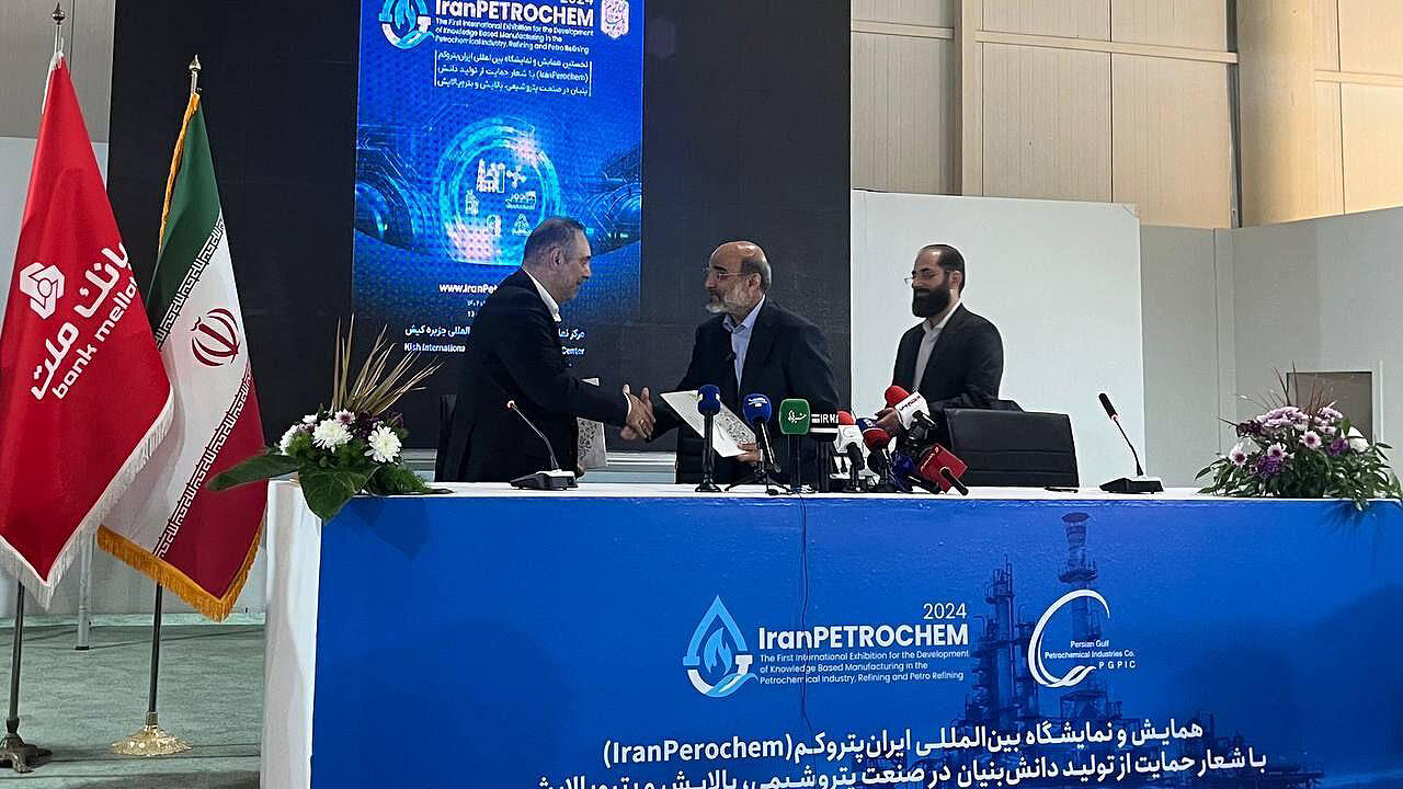 امضای تفاهمنامه ۴۵۰ هزار میلیارد ریالی بین بانک ملت و هلدینگ پتروشیمی خلیج فارس امضای تفاهمنامه ۴۵۰ هزار میلیارد ریالی بین بانک ملت و هلدینگ پتروشیمی خلیج فارس