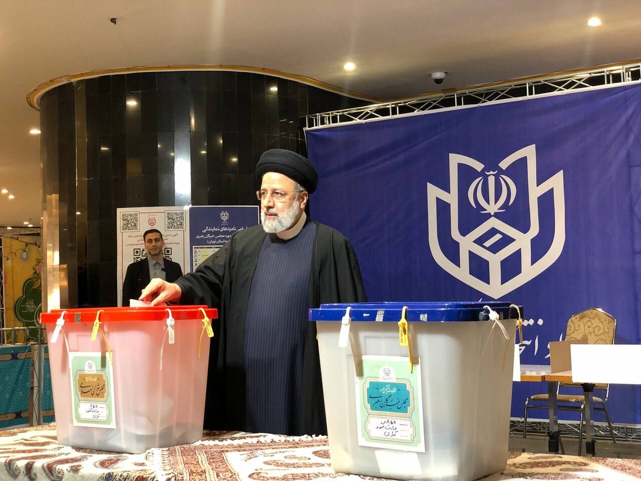 رئیسجمهور رأی خود را به صندوق انداخت + فیلم رئیسجمهور رأی خود را به صندوق انداخت + فیلم
