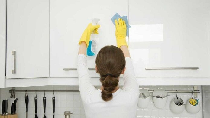 با این ترفندها چربی های کابینت را پاک کنید با این ترفندها چربی های کابینت را پاک کنید