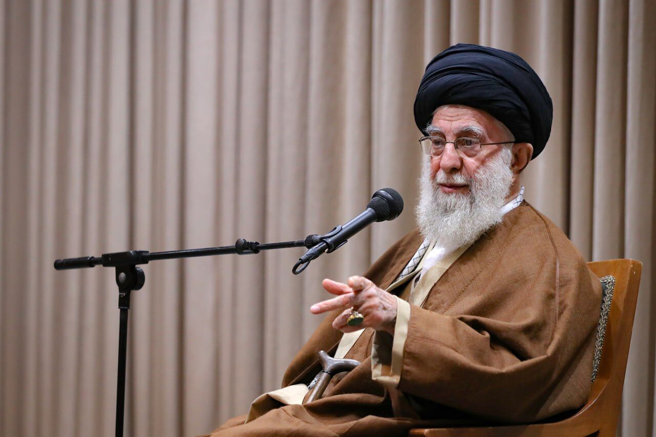 لحظه بغض رهبر انقلاب هنگام شنیدن یک آیه از قرآن لحظه بغض رهبر انقلاب هنگام شنیدن یک آیه از قرآن