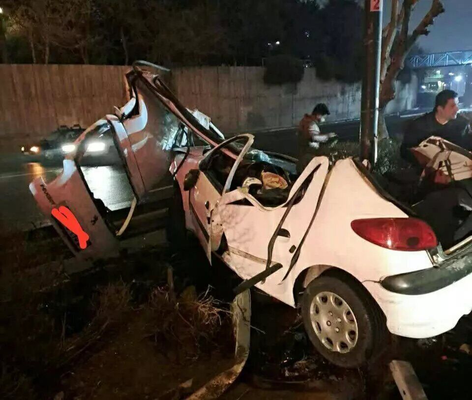 تصادف وحشتناک ۲ دستگاه خودرو سواری در تهران تصادف وحشتناک ۲ دستگاه خودرو سواری در تهران