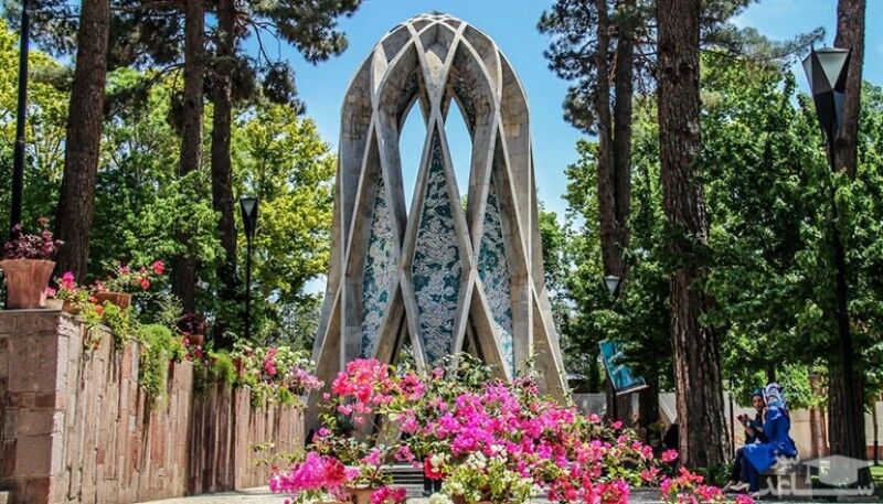 گلباران آرامگاه خیام نیشابوری / خیام کیست؟ گلباران آرامگاه خیام نیشابوری / خیام کیست؟