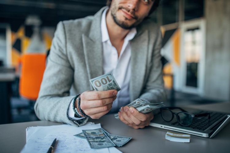 پیش پرداخت نقدی چیست؟ بررسی مزایا و معایب آن پیش پرداخت نقدی چیست؟ بررسی مزایا و معایب آن