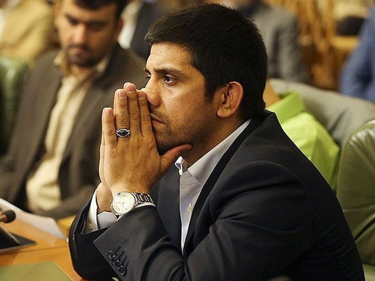 حاشیه آفرینی دوباره علیرضا دبیر! / توضیح فدراسیون درباره درگیری با یک خبرنگار حاشیه آفرینی دوباره علیرضا دبیر! / توضیح فدراسیون درباره درگیری با یک خبرنگار
